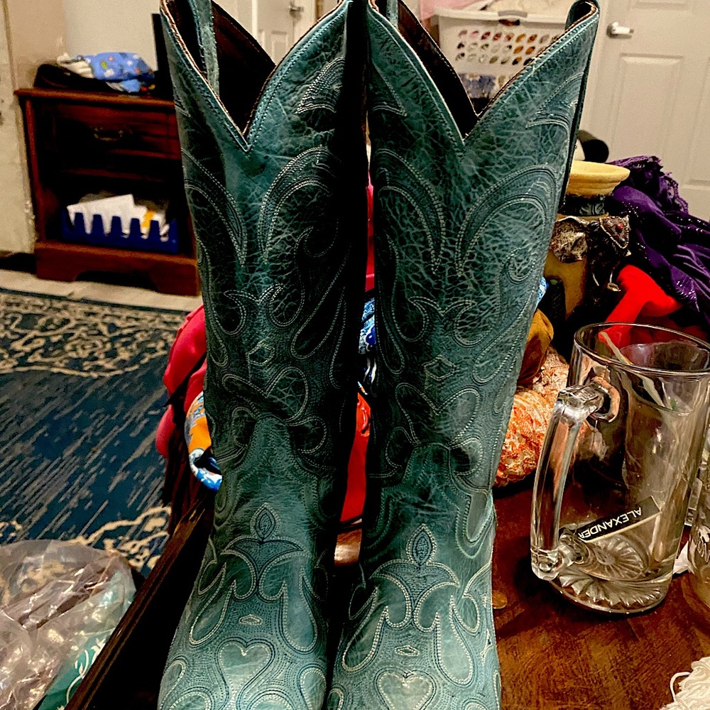 Excellent condition worn several time.